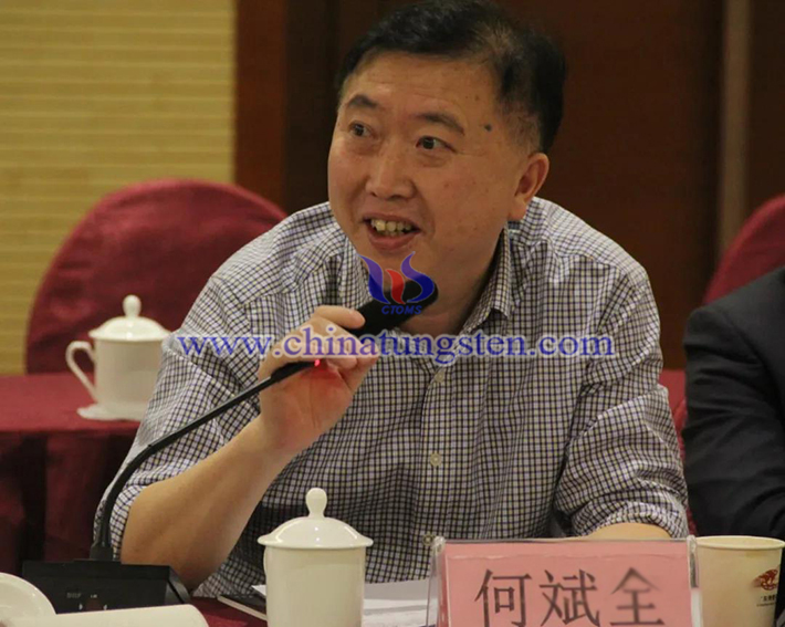 中國鎢業(yè)協(xié)會主席團(tuán)主席，湖南柿竹園有色金屬有限責(zé)任公司黨委書記、總經(jīng)理何斌全