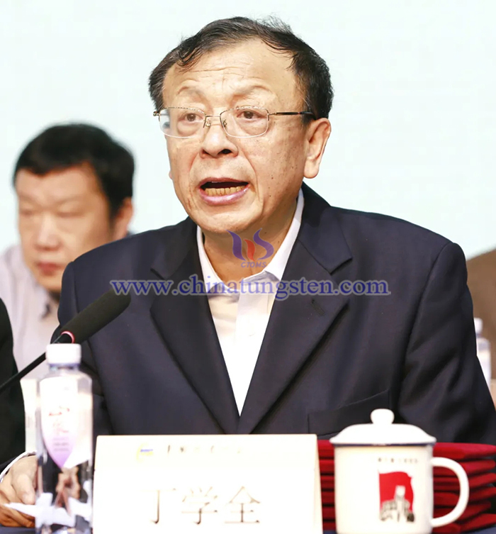 丁學全作理事會工作報告《新起點、新?lián)敗⑿伦鳛椋瑠^力開創(chuàng)鎢行業(yè)高質量發(fā)展新局面》